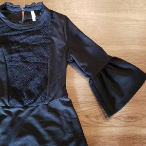 🖤Black bell sleeve dress🖤